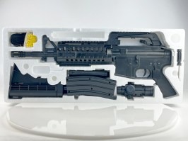 Airsoft M4 S-System + silenciador + linterna + punto rojo - ABS - NO FUNCIONAL [Well]